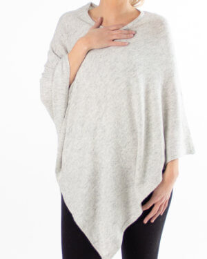 Lys grå poncho av kasjmir / cashmere uten knapper