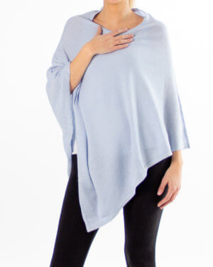 Lys blå poncho av kasjmir / cashmere uten knapper