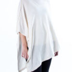 Hvit poncho med knaptter av cashmere / kasjmir