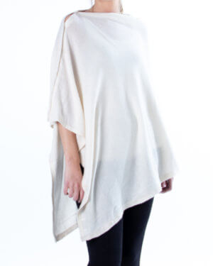 Hvit poncho med knaptter av cashmere / kasjmir