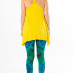 Yogasett bestående av gul topp og grønn tights