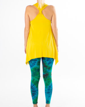 Yogasett bestående av gul topp og grønn tights